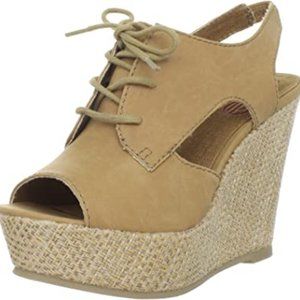 ❄️WINTER SALE PRICE $15❄️ Tan Wedge Sandals